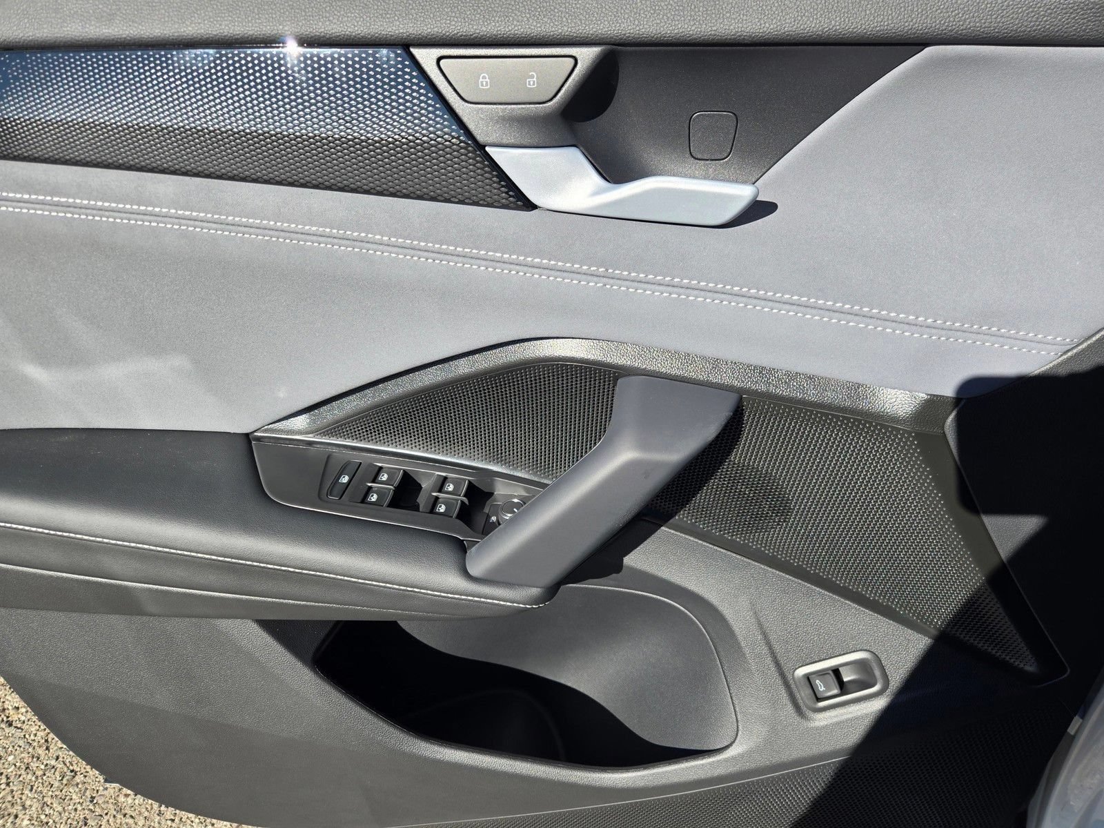 New 2026 Volkswagen Tiguan SE R-Line AWD/4WD image 13