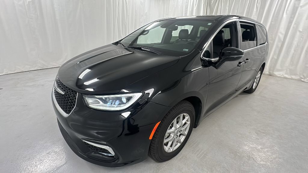 Used 2025 Chrysler Pacifica Select image 7