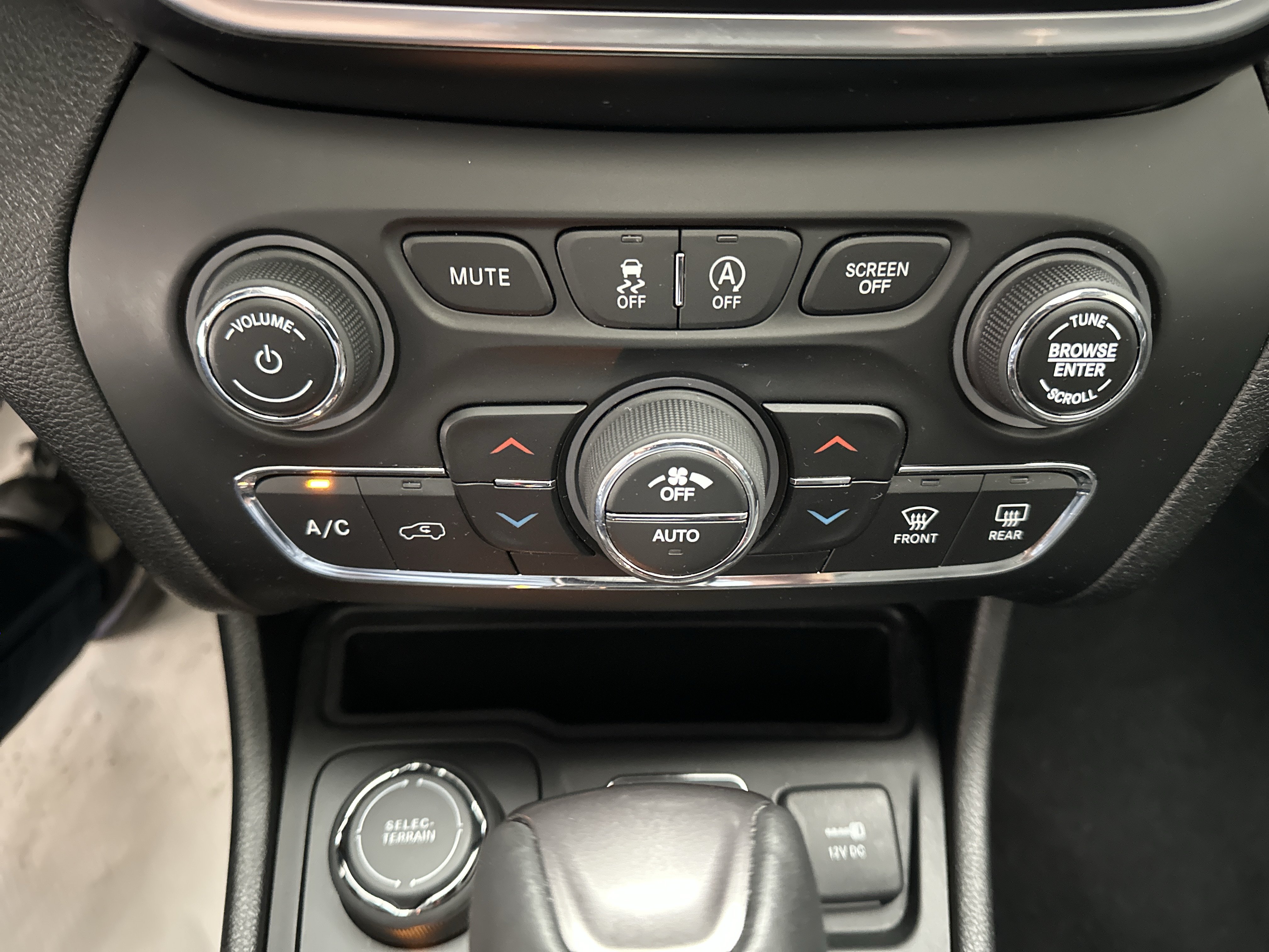 Used 2021 Jeep Cherokee Latitude Lux w/ Sun & Sound Group AWD/4WD image 35