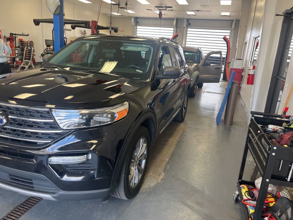 Used 2022 Ford Explorer XLT w/ Equipment Group 202A AWD/4WD image 3