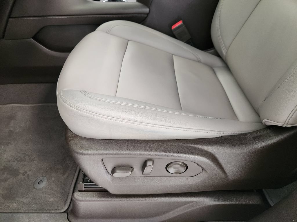 Used 2022 Chevrolet Suburban LT w/ Luxury Package RWD image 23