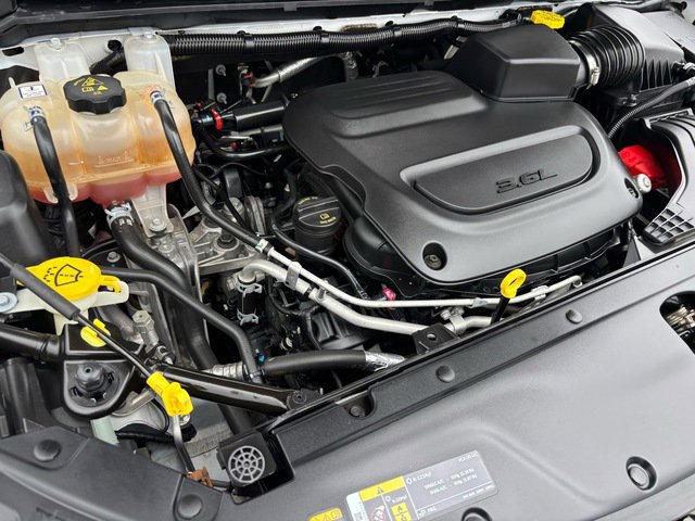 Used 2022 Chrysler Pacifica Limited w/ Uconnect Theater Family Group image 27