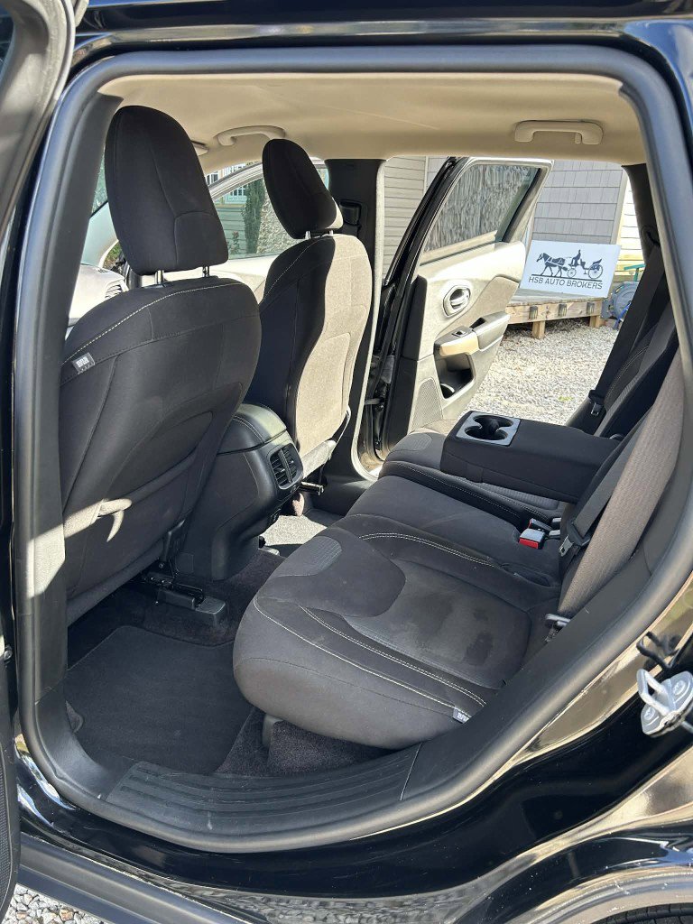 Used 2017 Jeep Cherokee Latitude FWD image 14