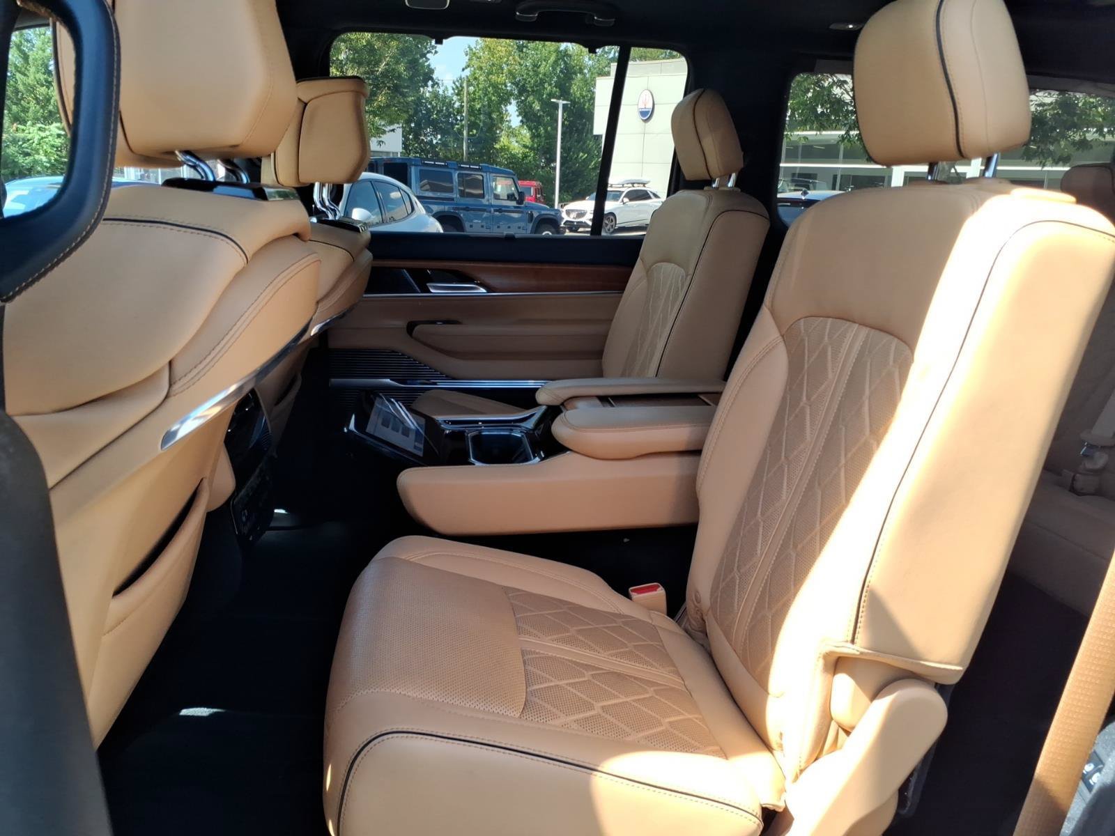 Used 2023 Jeep Grand Wagoneer Series III AWD/4WD image 21