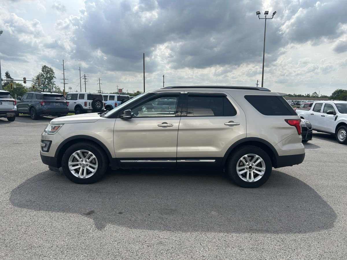 Used 2017 Ford Explorer XLT w/ Equipment Group 202A FWD image 4