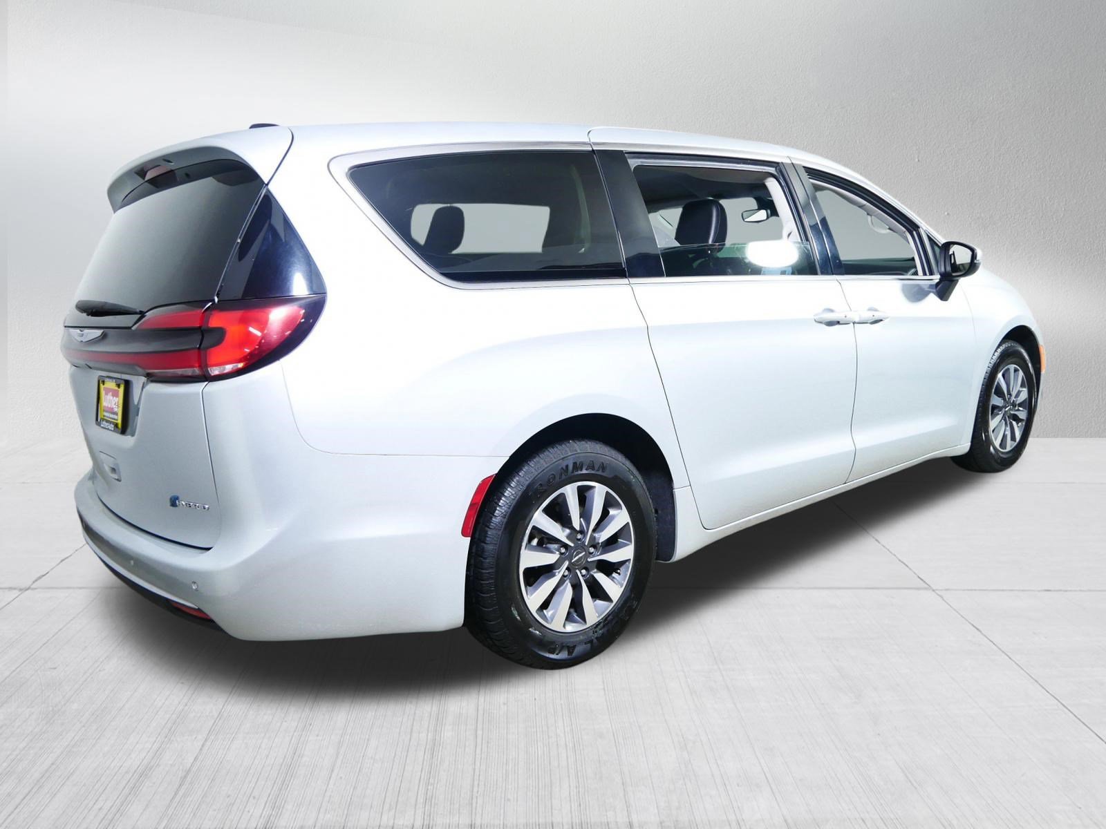 Used 2023 Chrysler Pacifica Touring-L FWD image 7