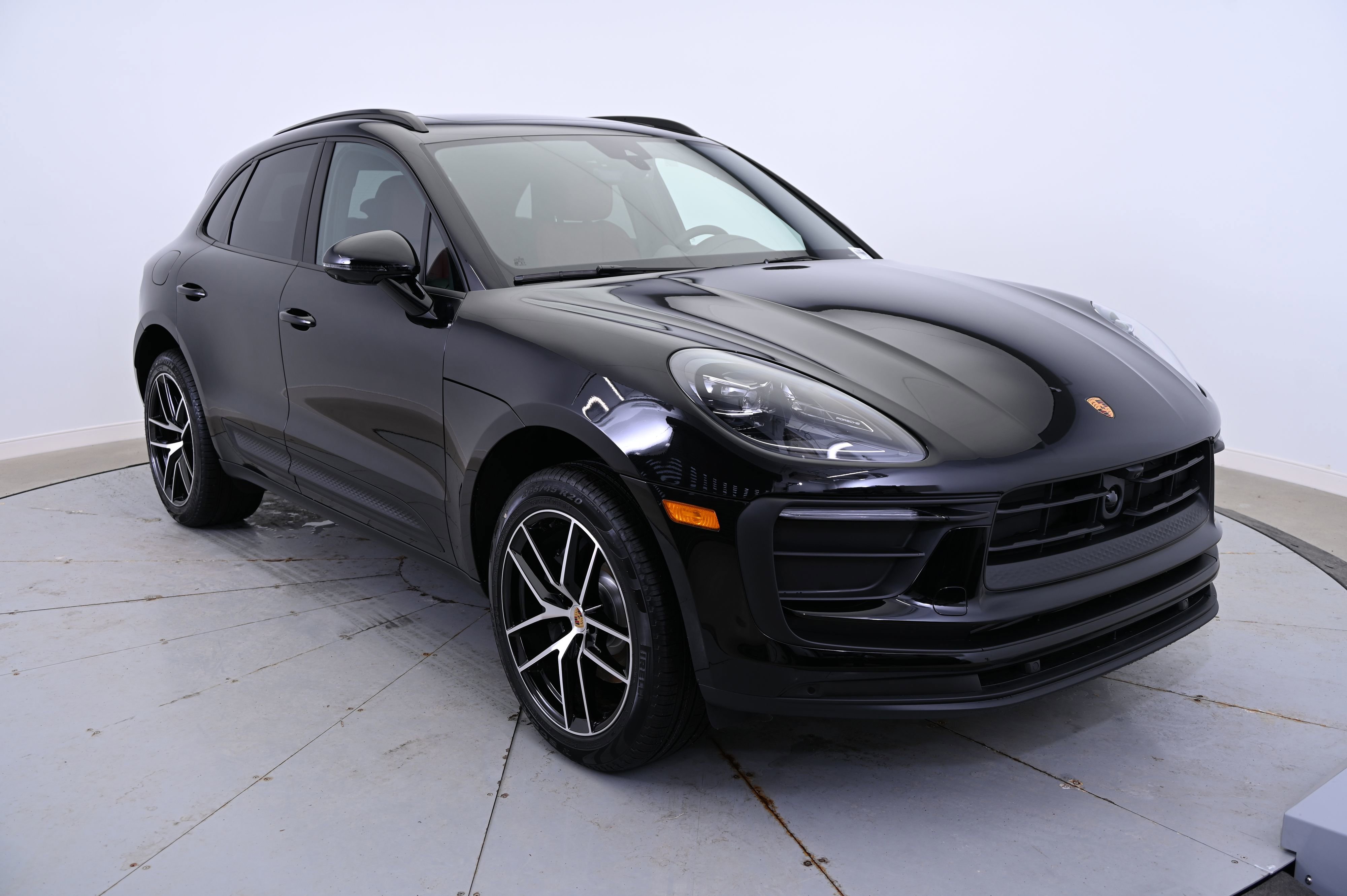 Certified 2025 Porsche Macan image 9