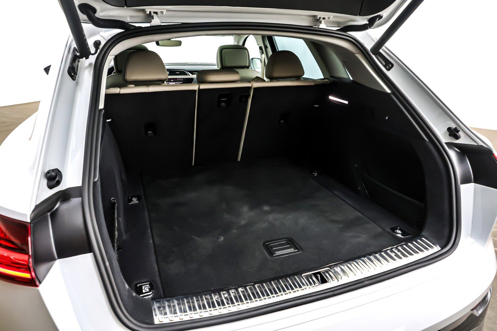 Used 2024 Audi Q8 e-tron Premium Plus w/ Premium Plus Package image 24