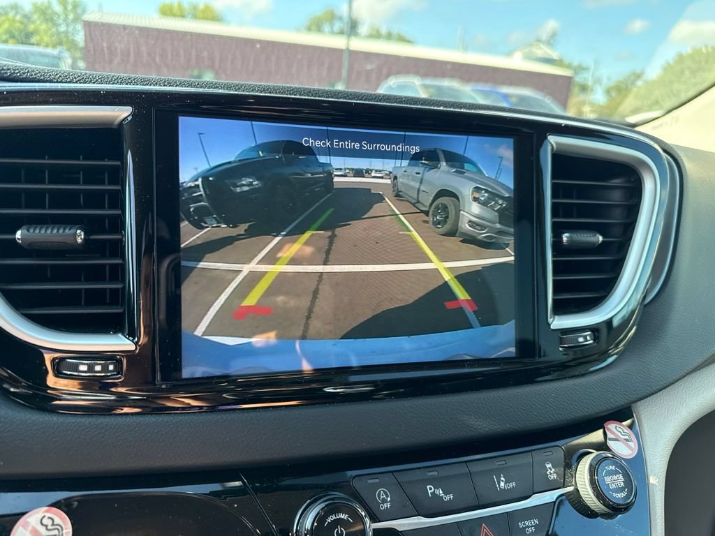 Used 2023 Chrysler Pacifica Touring-L FWD image 15