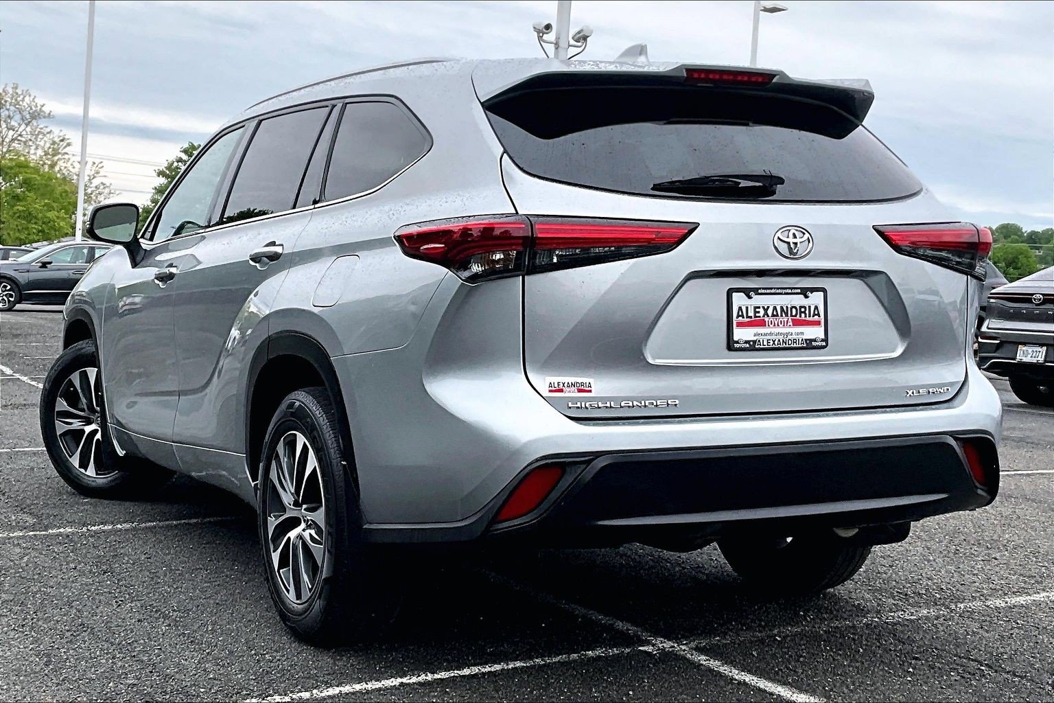 Used 2022 Toyota Highlander XLE AWD/4WD image 11