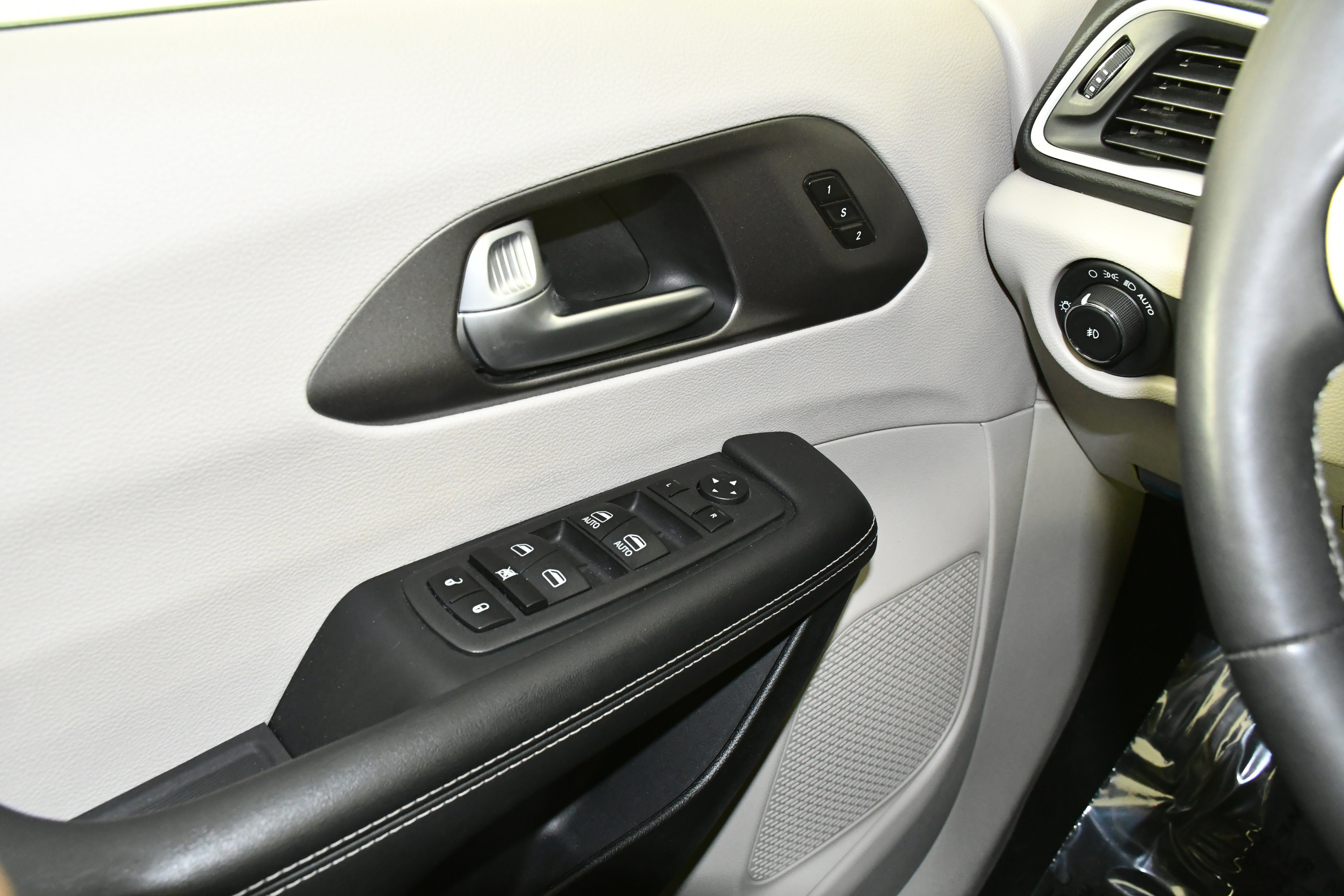 Used 2024 Chrysler Pacifica Touring-L image 32