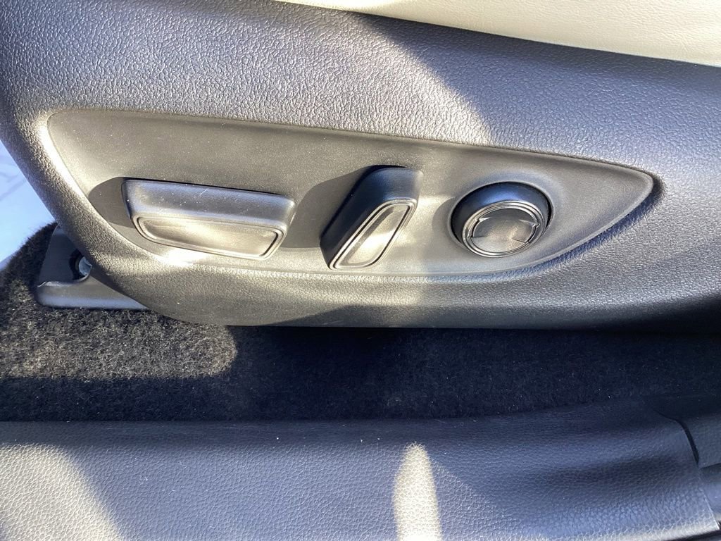 Used 2022 Toyota RAV4 XLE Premium AWD/4WD image 17