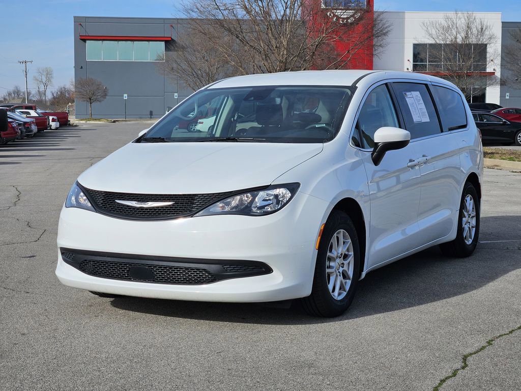 Used 2023 Chrysler Voyager LX image 2