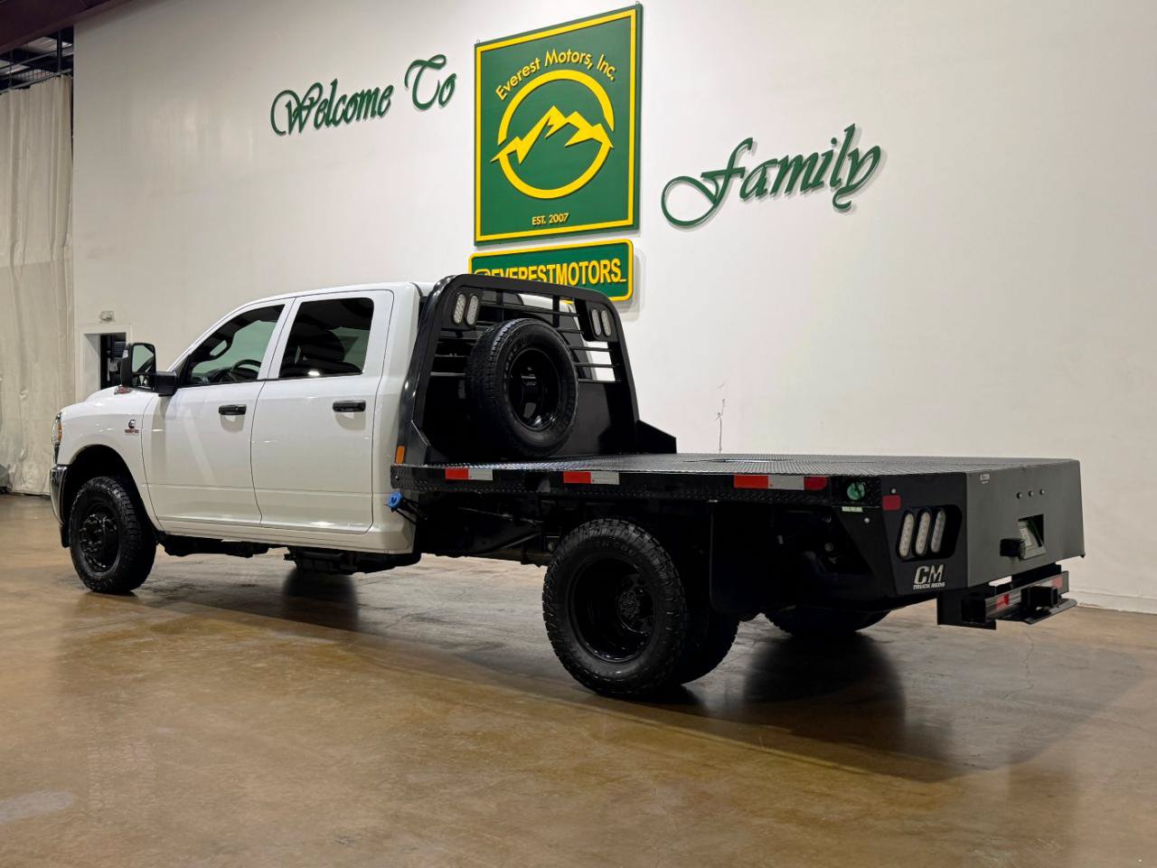 Used 2024 RAM 3500 Tradesman w/ Chrome Appearance Group AWD/4WD image 6