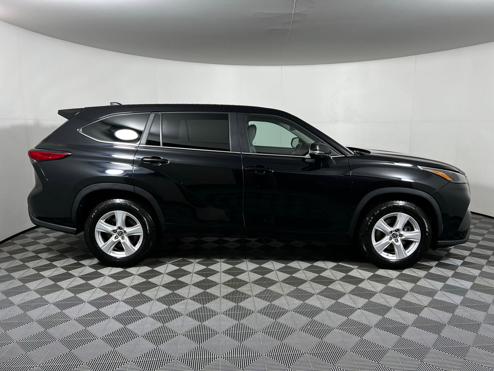 Certified 2023 Toyota Highlander LE image 4