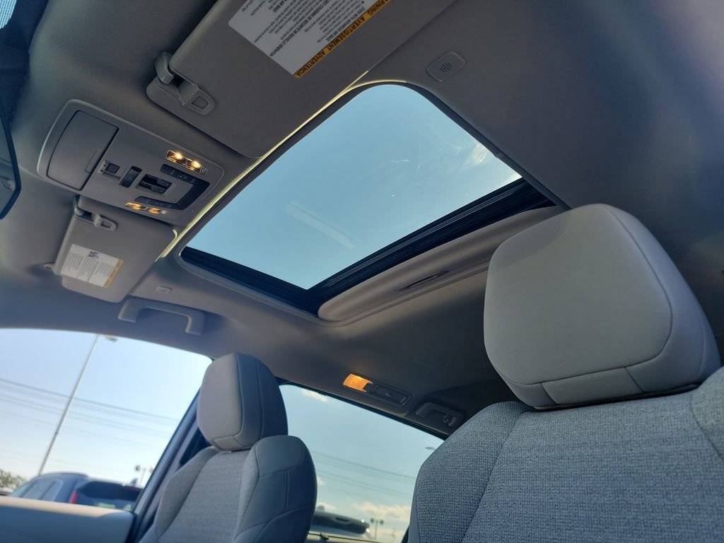 Used 2025 Toyota Sienna LE w/ LE Plus Package FWD image 16