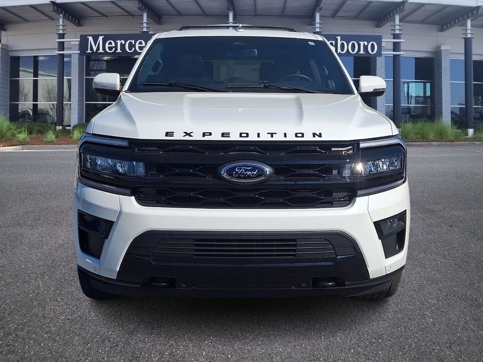 Used 2023 Ford Expedition Limited image 2