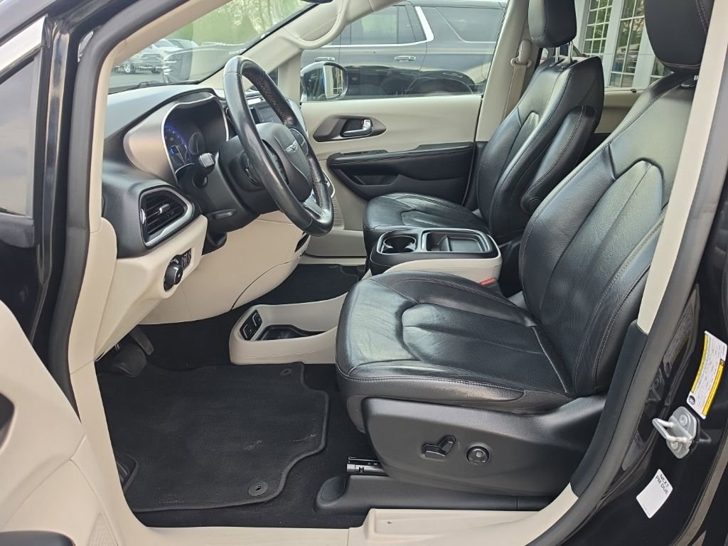 Used 2020 Chrysler Pacifica Touring-L FWD image 22