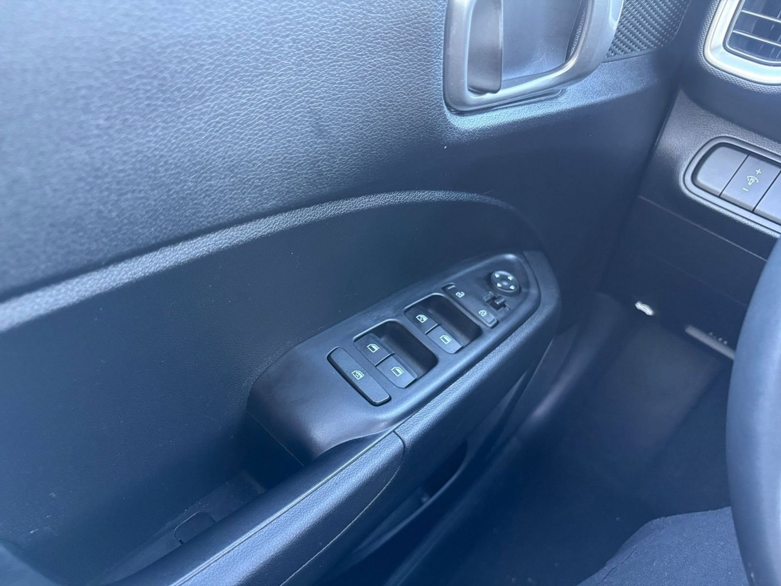 Used 2025 Hyundai Venue SEL image 18