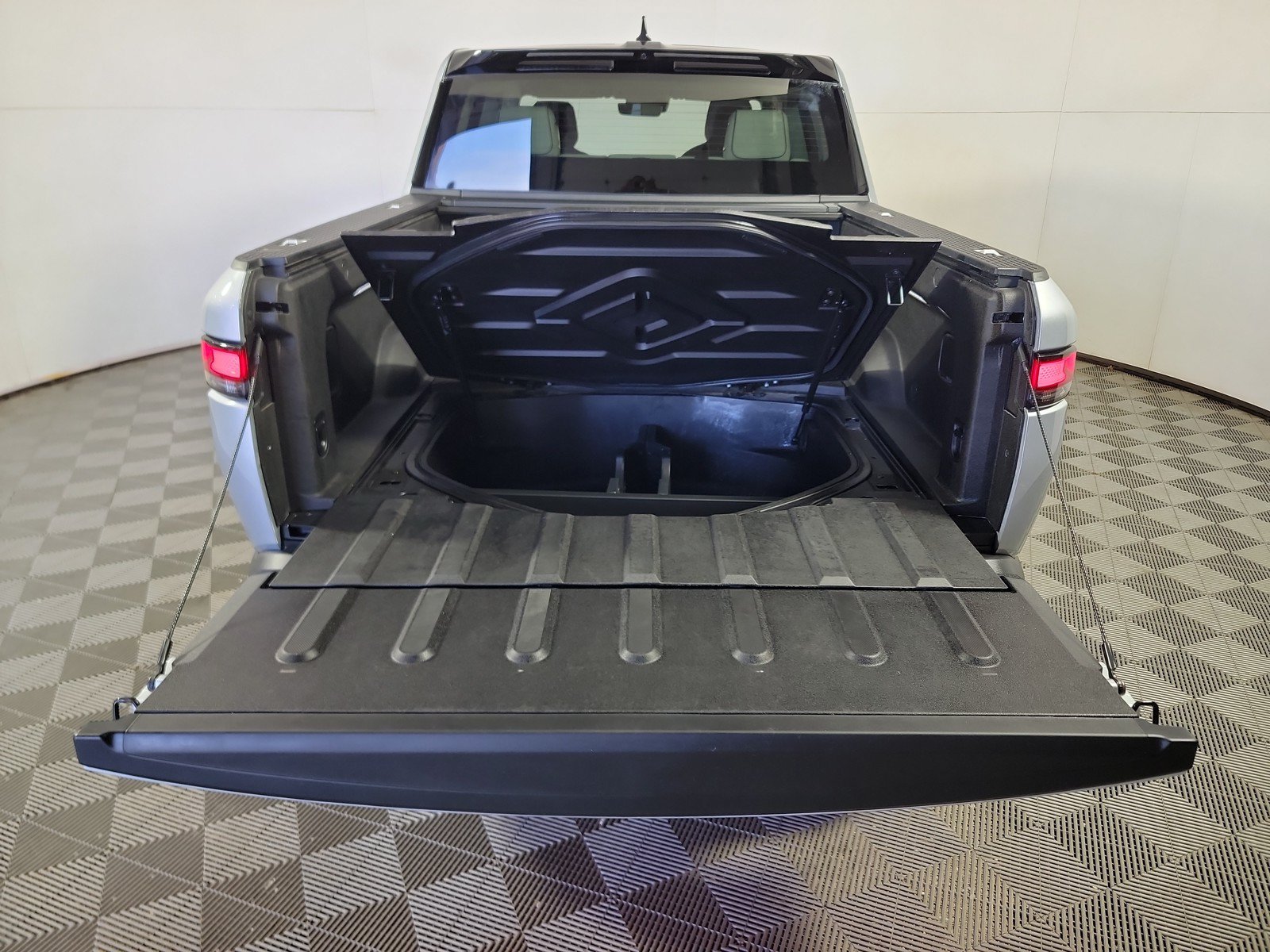 Used 2024 Rivian R1T Adventure AWD/4WD image 15