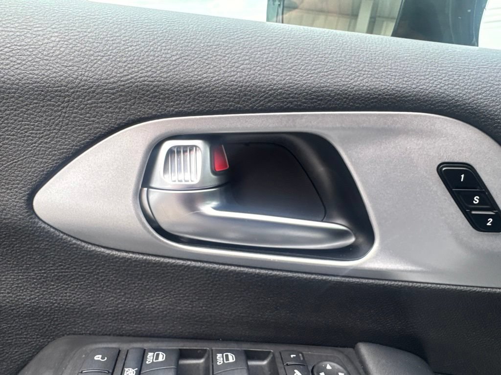 Used 2025 Chrysler Pacifica Limited FWD image 31