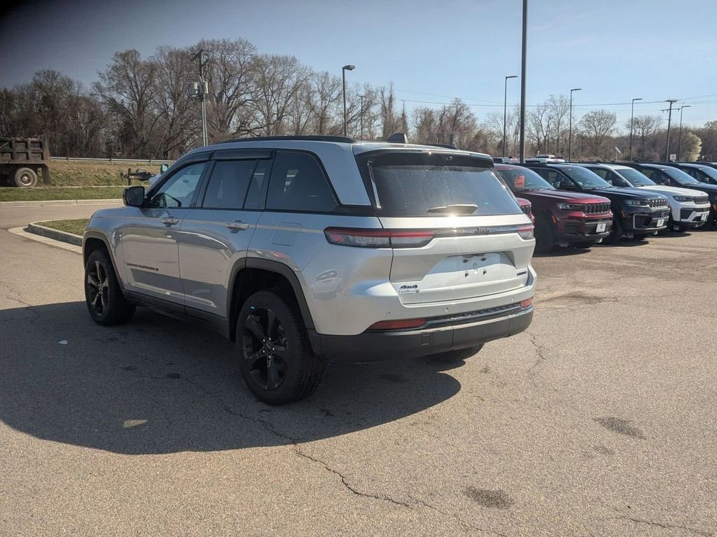 Used 2025 Jeep Grand Cherokee Limited w/ Luxury Tech Group II image 3