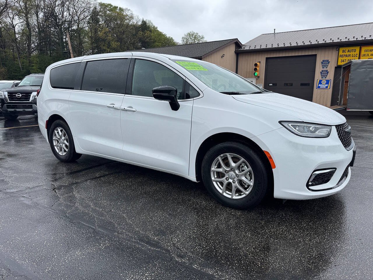 Used 2025 Chrysler Pacifica Select FWD image 5