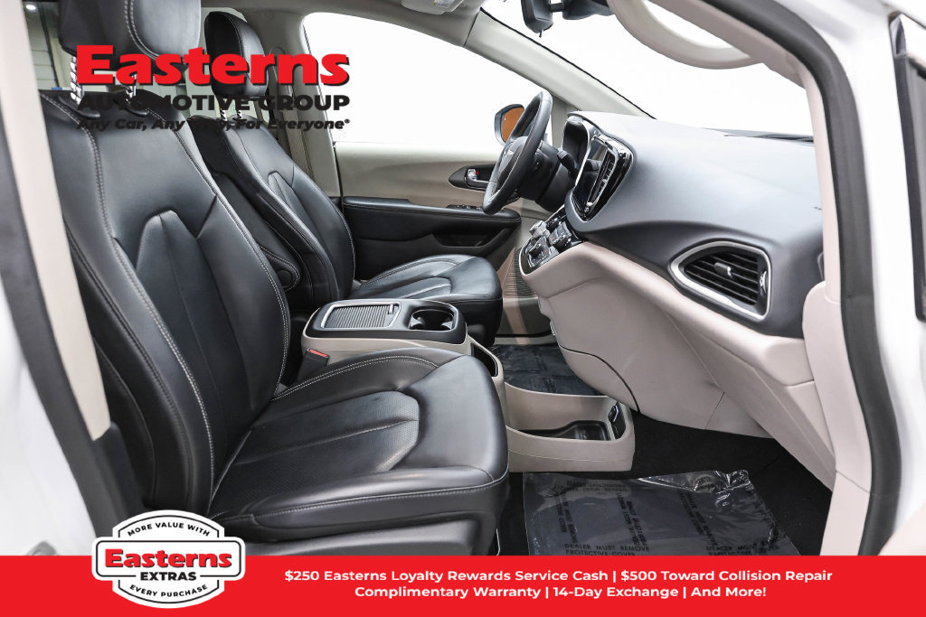 Used 2023 Chrysler Pacifica Touring-L FWD image 24