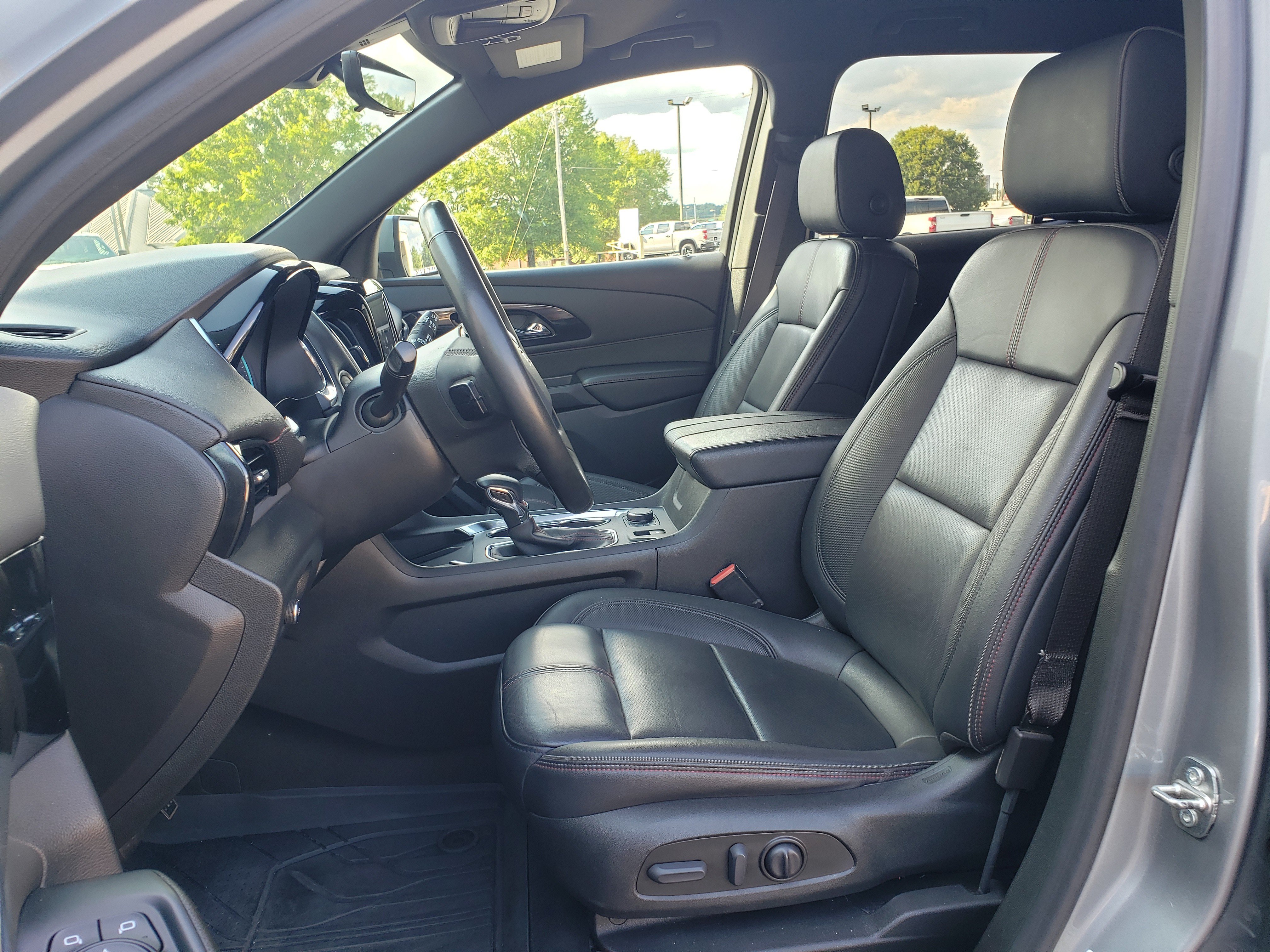 Used 2023 Chevrolet Traverse RS w/ LPO, Floor Liner Package FWD image 31