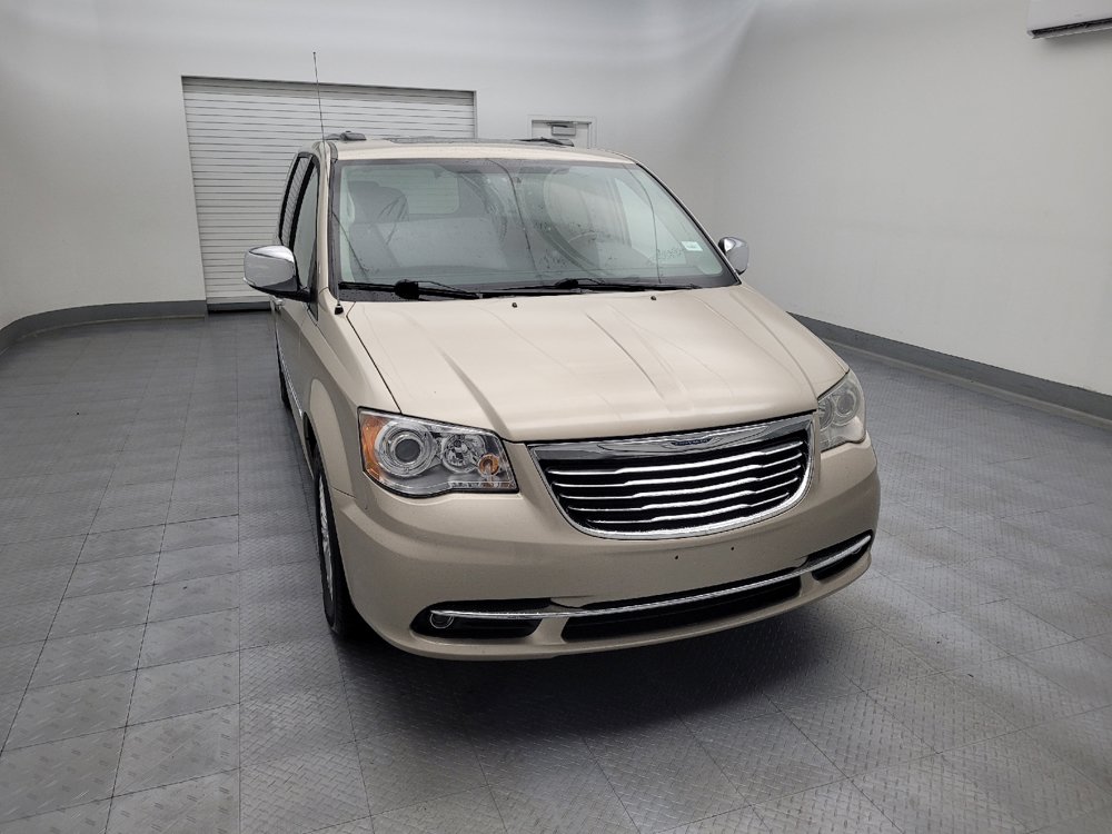 Used 2014 Chrysler Town & Country Limited w/ Luxury Group FWD image 14