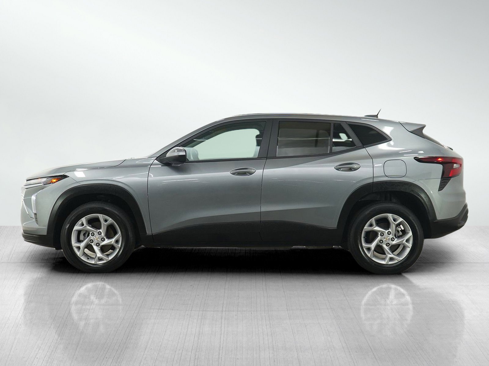 Used 2024 Chevrolet Trax LS w/ LS Convenience Package image 2