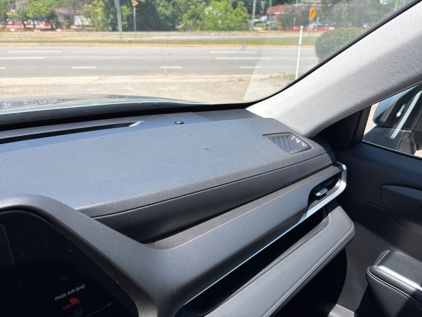 Used 2025 Toyota Highlander LE FWD image 33