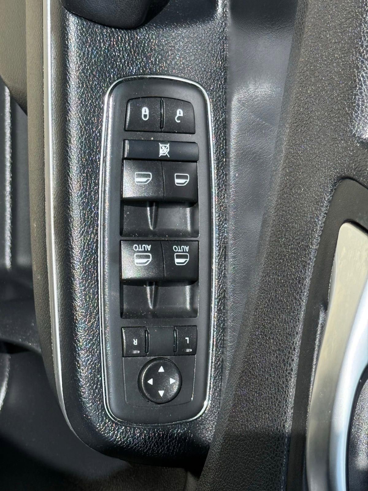 Used 2015 Chrysler 300 Limited w/ Driver Convenience Group image 18