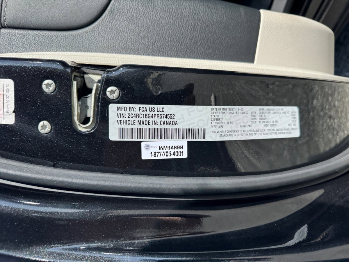 Used 2023 Chrysler Pacifica Touring-L FWD image 21