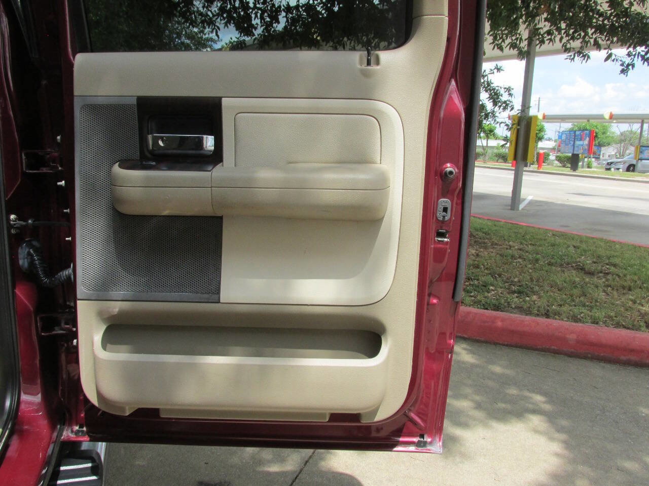 Used 2006 Lincoln Mark LT 2WD image 26