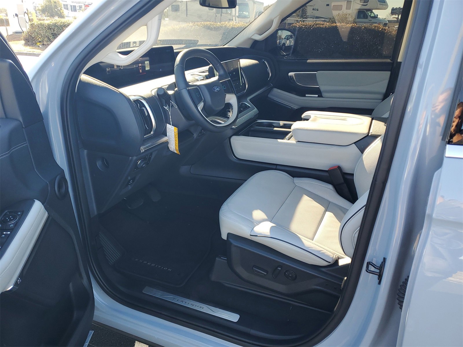 Certified 2025 Ford Expedition Platinum w/ Platinum Ultimate Package image 18