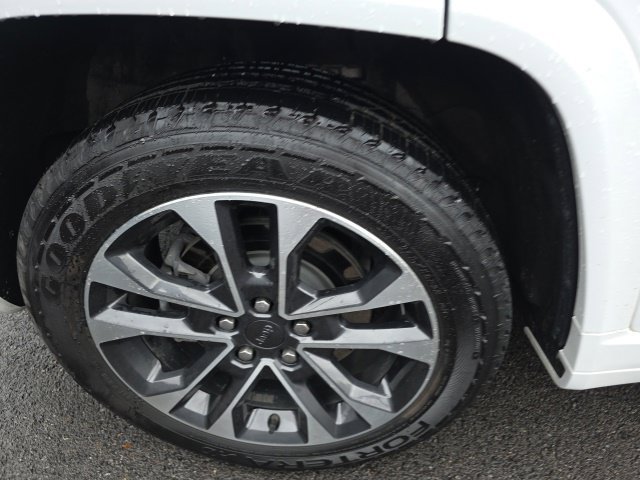 Used 2023 Jeep Grand Cherokee Overland w/ Luxury Tech Group IV AWD/4WD image 34