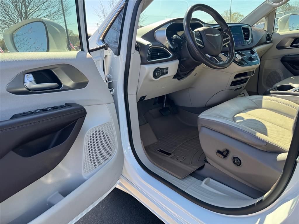 Used 2017 Chrysler Pacifica Touring-L Plus w/ Tire & Wheel Group image 13