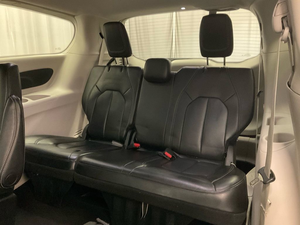 Used 2023 Chrysler Pacifica Touring-L image 10