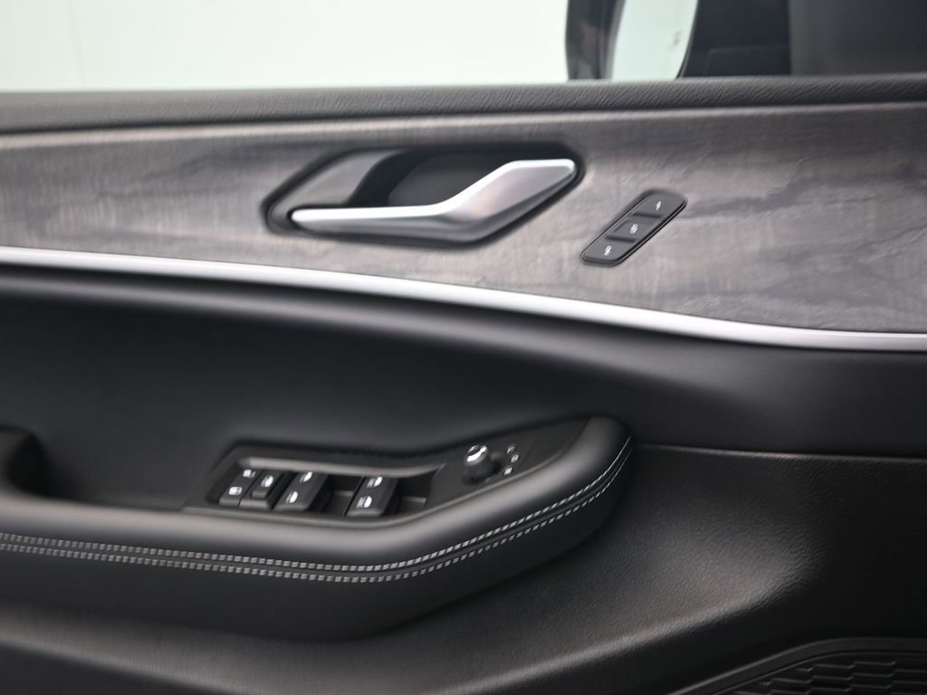 Used 2025 Jeep Grand Cherokee Limited w/ Black Appearance Package image 13