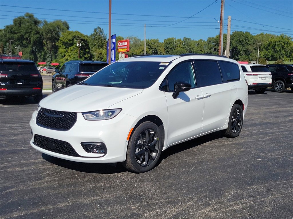 New 2026 Chrysler Pacifica Limited image 2