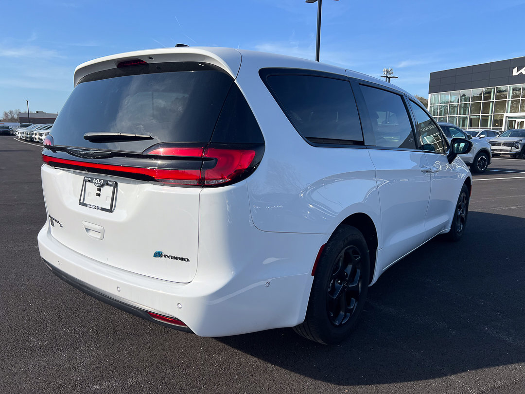 Used 2024 Chrysler Pacifica Limited image 11