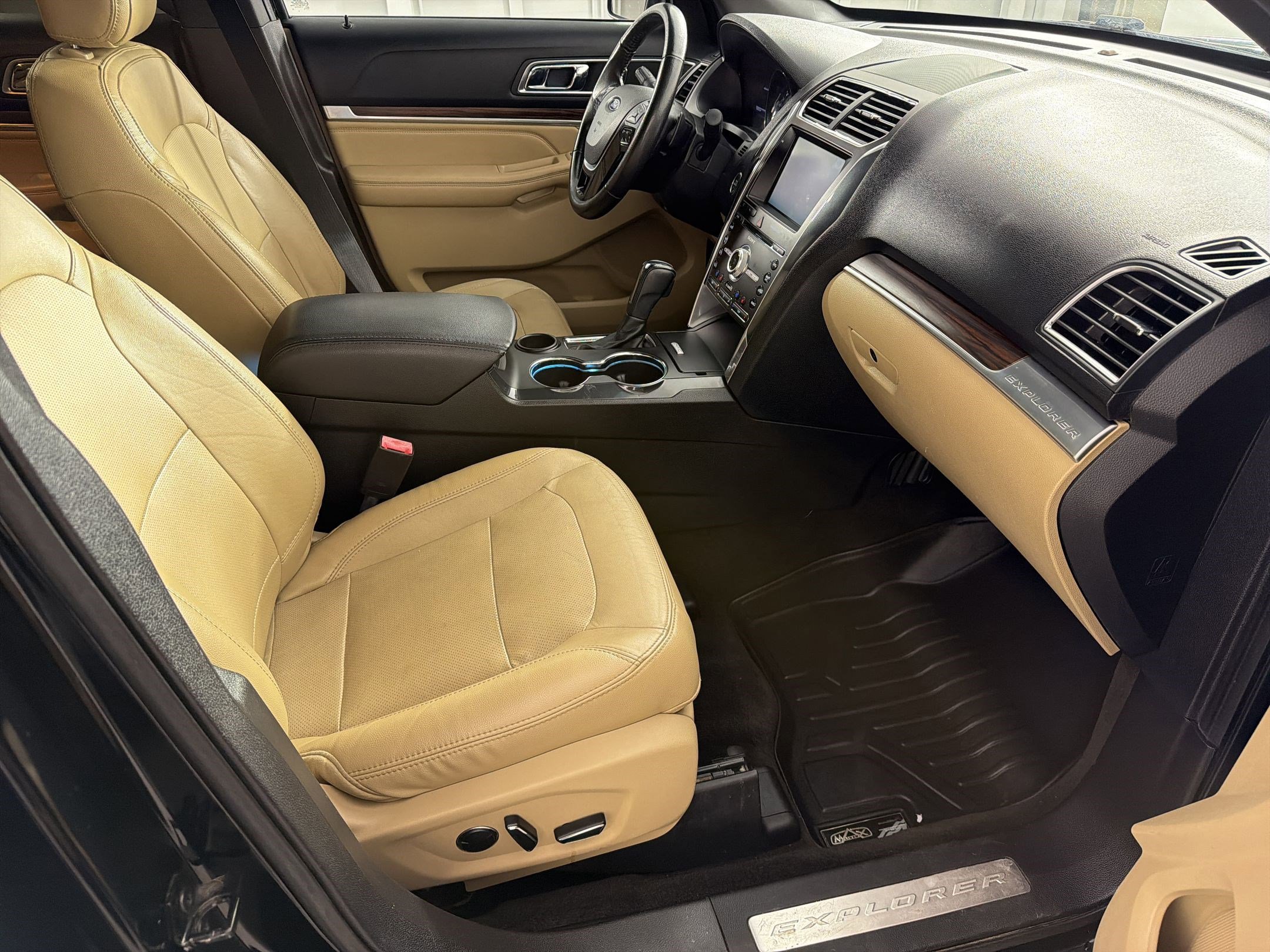 Used 2016 Ford Explorer Limited image 29