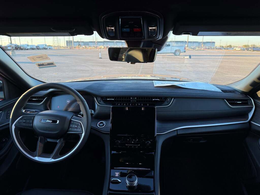 New 2025 Jeep Grand Cherokee L Limited w/ Luxury Tech Group II image 25