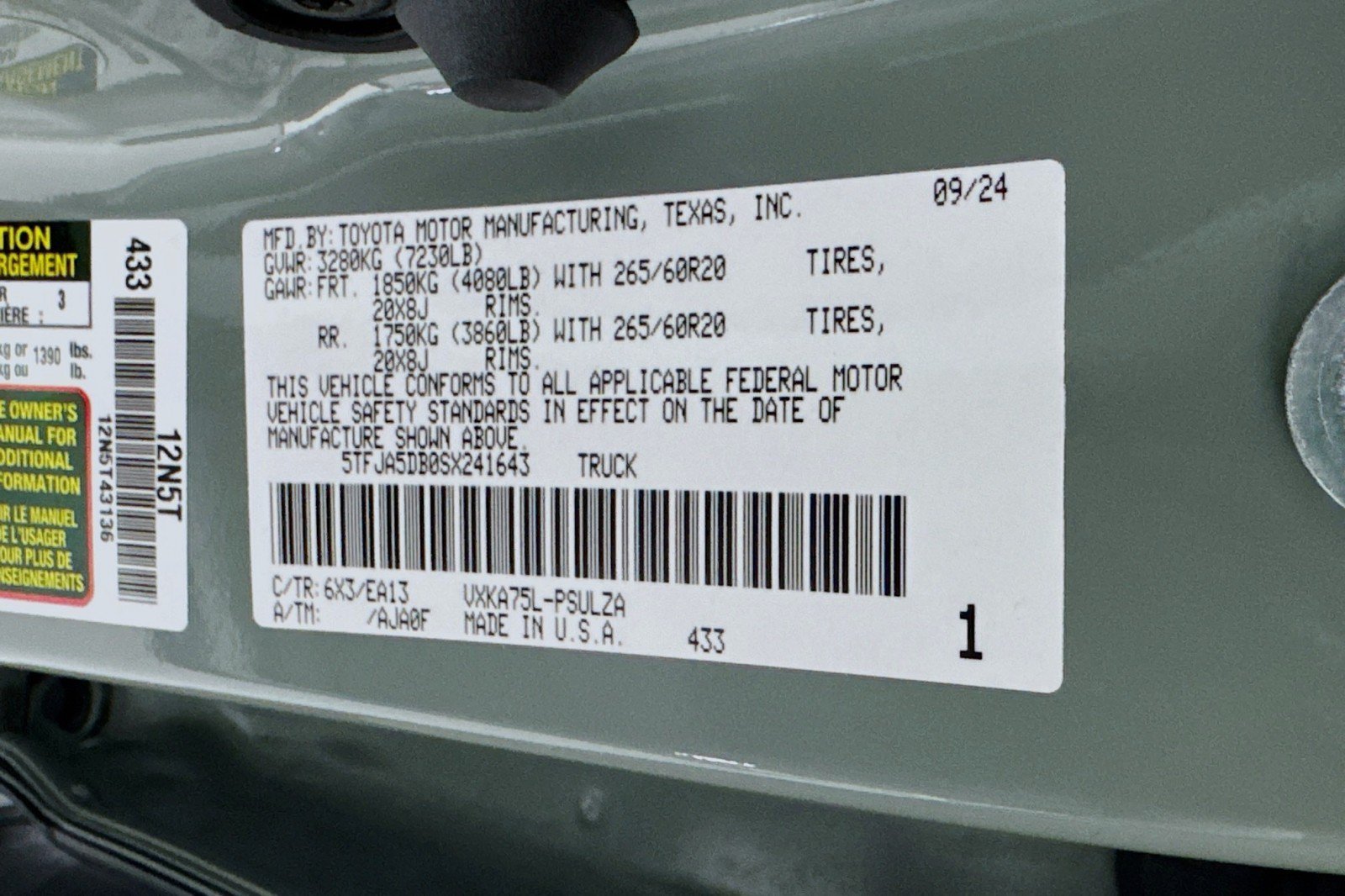 Used 2025 Toyota Tundra Limited AWD/4WD image 25