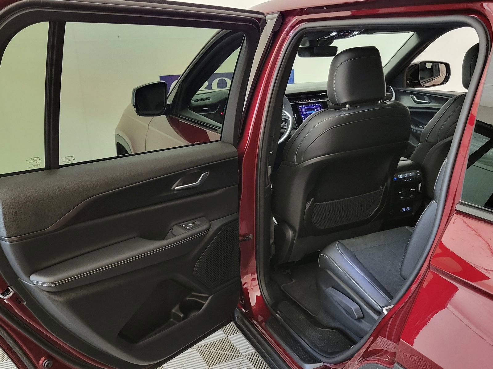 New 2025 Jeep Grand Cherokee L Altitude w/ Trailer Tow Package image 36