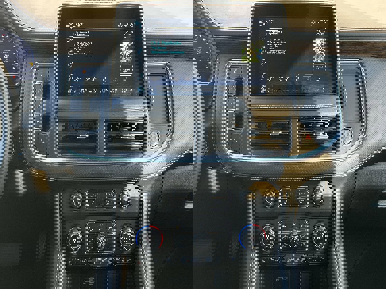 Used 2023 Chevrolet Suburban Premier image 25