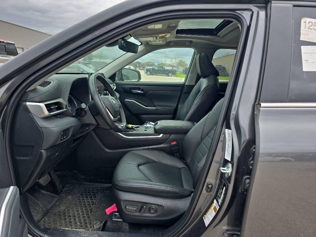Used 2024 Toyota Highlander XLE AWD/4WD image 9
