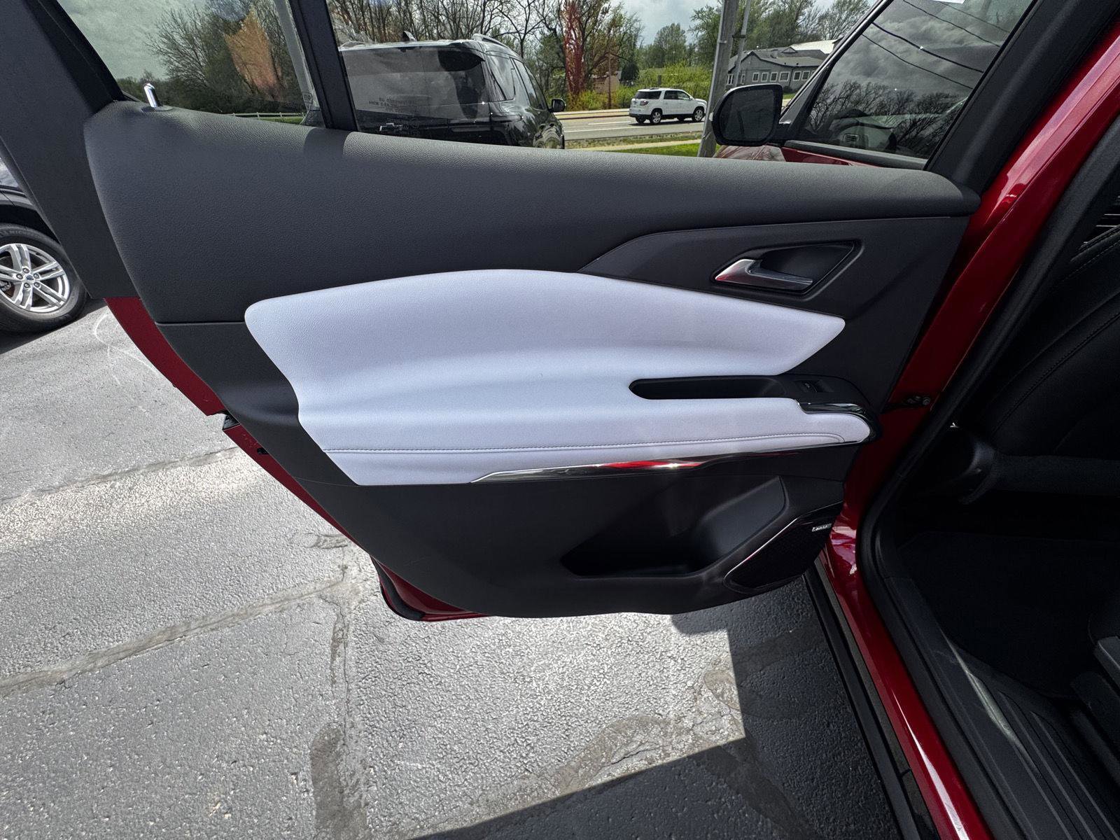 Used 2025 Chevrolet Traverse High Country FWD image 11