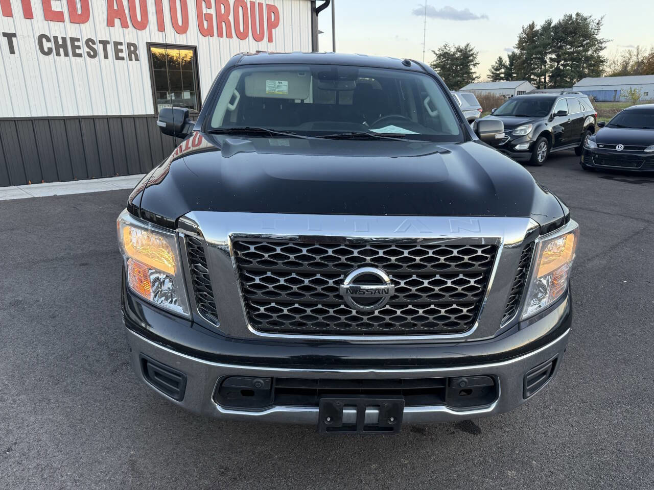 Used 2018 Nissan Titan SV w/ SV Convenience Package RWD image 3